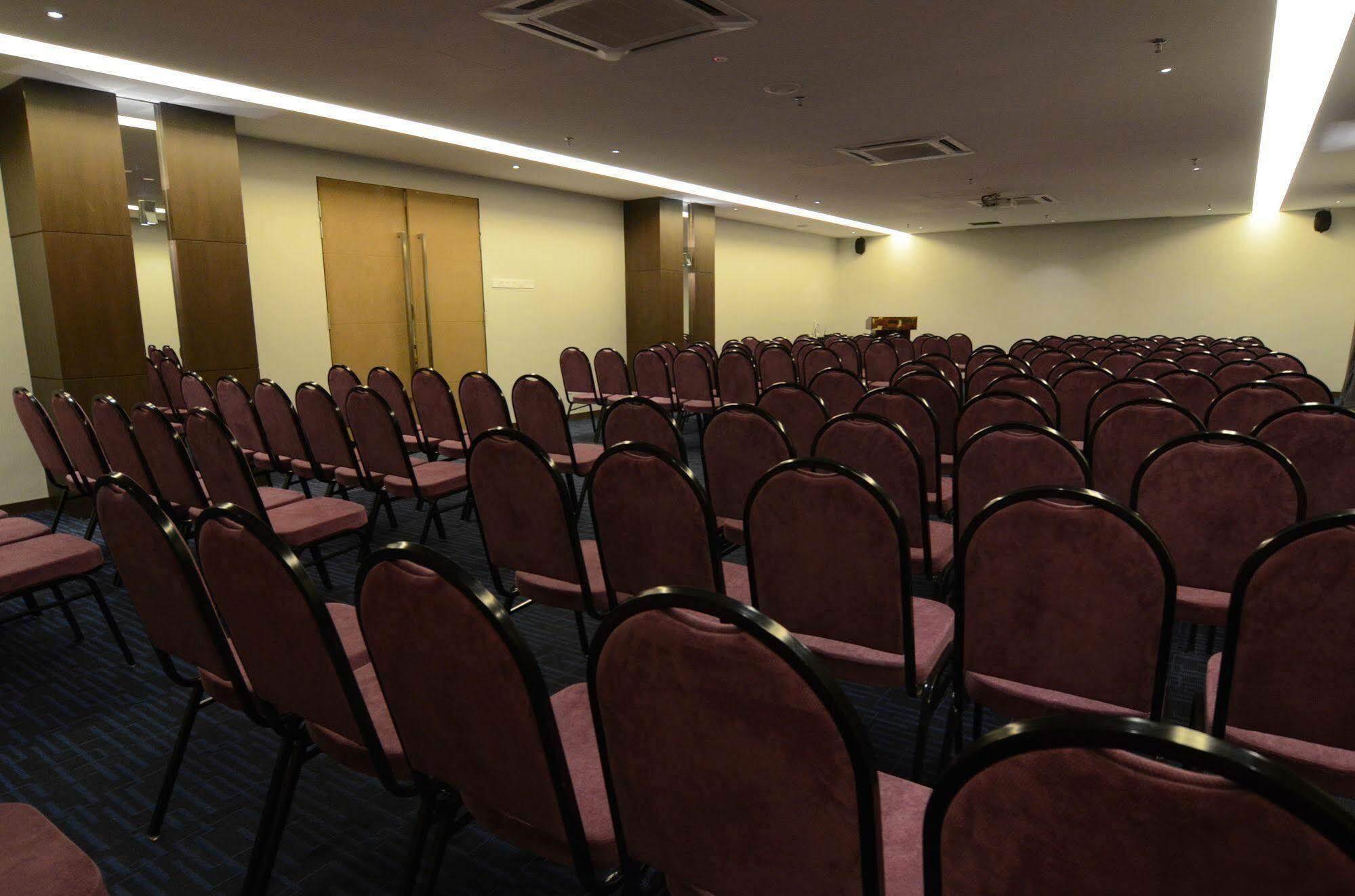 The Leverage Business Hotel Джохор-Бару Екстер'єр фото